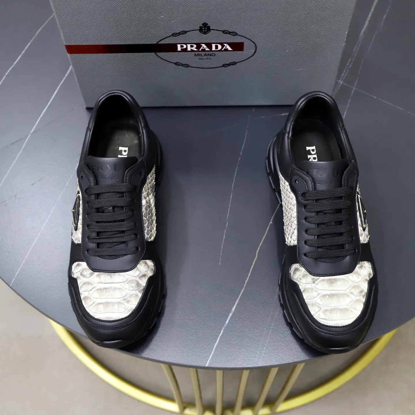 Factory price: 600💰Cow leather lining Brand: PRADA (Prada) Standard code: Men's size 38/44 (45 can be customized) Grade: Same as the official website Material: Original cowhide splicing imported cowhide lining Original combination two-color wear-resistant soft outsole Style category: Leisure and sports version Young fashion European and American trend British style Color: Real picture color